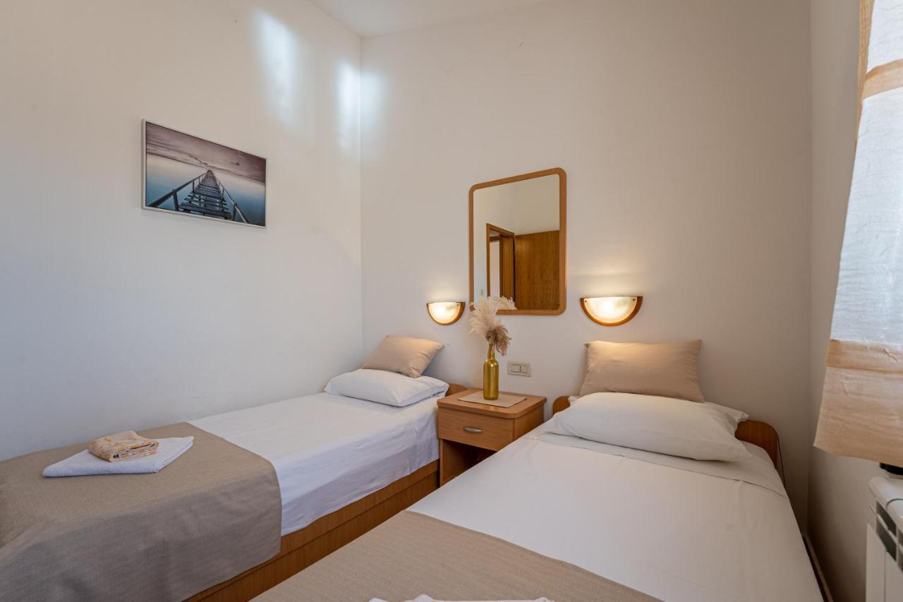 Apartmani Mirela Banjole Buitenkant foto